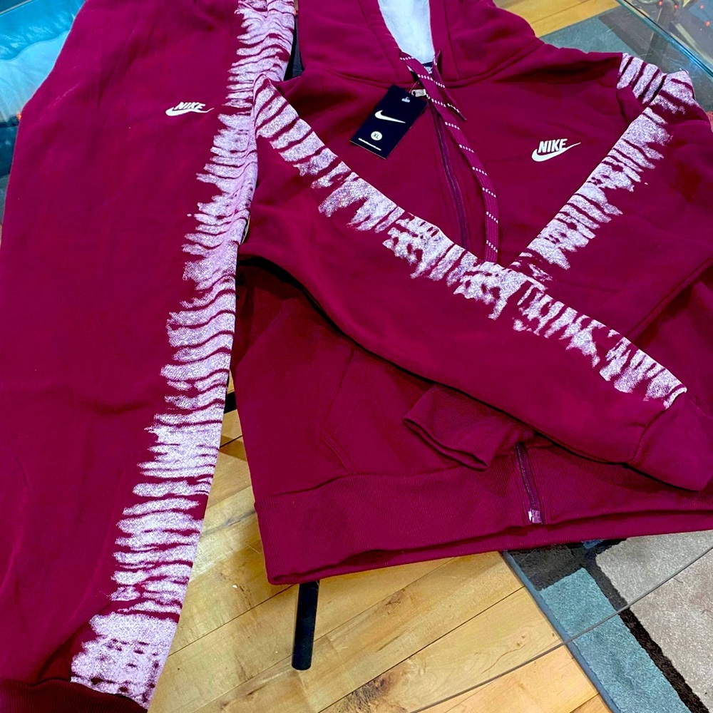 Women’s Nike fleece rose wine